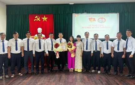 ĐẢNG UỶ CHI NHÁNH SKYPEC KHU VỰC MIỀN TRUNG  TỔ CHỨC LỄ TRAO TẶNG HUY HIỆU 40 NĂM TUỔI ĐẢNG 